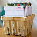 Un agenda bien emballé, où chaque mois et chaque jour est imprimé sur les fiches cartonnées.