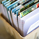 Les fiches se consultent facilement grâce aux dates imprimées et aux intercalaires séparant chaque mois.