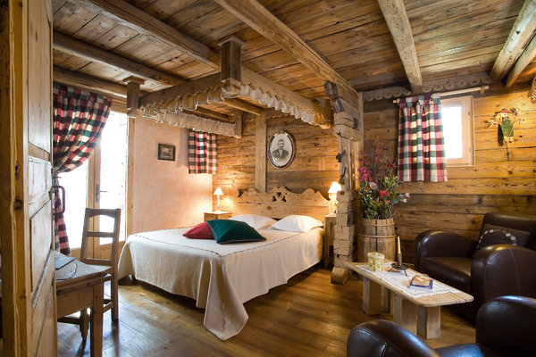 Bois de récupération, éléments anciens réunis pour une atmosphère authentique et chaleureuse pour les chambres confortables de la Bouitte