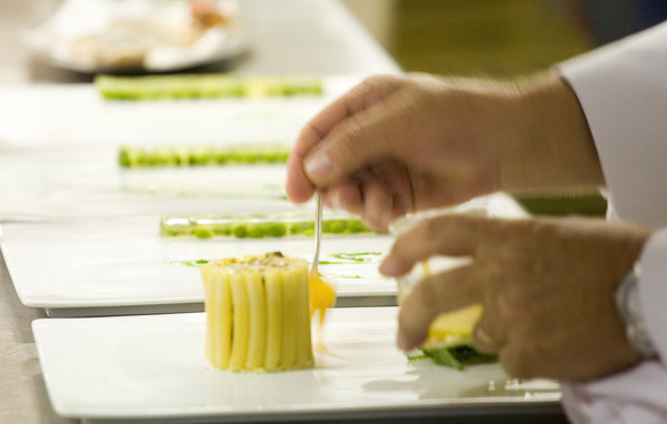 Saveurs subtiles et produits terroir sublimés qui jouent sur le sucré-salé, le chaud-froid, l’amer-doux, le croquant-liquide.