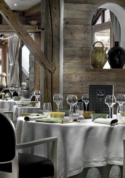 La salle à manger est un prolongement du style préservé de Saint-Martin de Belleville.