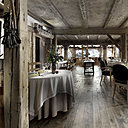 Décoration typique de chalet savoyard pour la salle à manger à l'ambiance douce et apaisante.