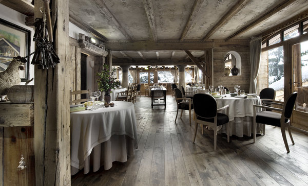 Décoration typique de chalet savoyard pour la salle à manger à l'ambiance douce et apaisante.
