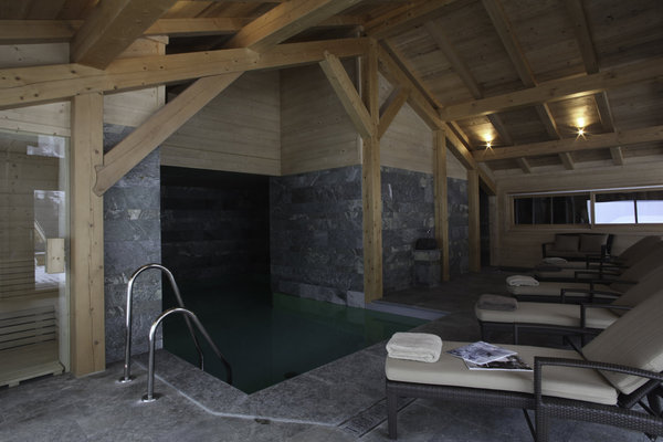 Pour l'après-ski, une jolie piscine couleur locale vous tend les bras.