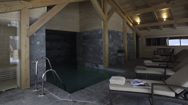 Pour l'après-ski, une jolie piscine couleur locale vous tend les bras.