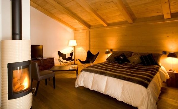 Tout de bois lambrissée, les chambres sont une invitation au repos et à l'évasion. Fauteuils AA d'Airborne.