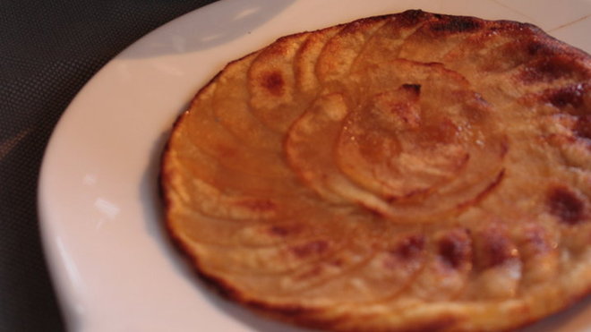 Petit déjeuner d'exception entièrement fait maison, du pain aux confitures en passant par une mémorable tarte fine aux pommes !