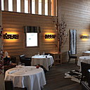 La salle de restaurant baignée de la lumière extérieure.