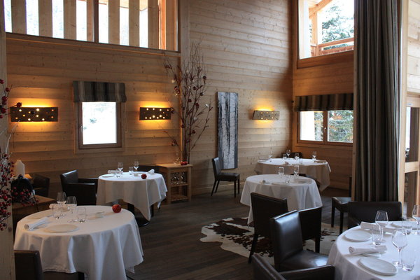 La salle de restaurant baignée de la lumière extérieure.