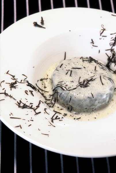 Topinambour d'Arthaz en rosace, truffe melanosporum, bouillon beurré aux clous de girofle : un joyau dans l'assiette.