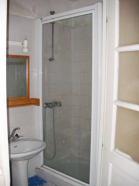 Avant: une salle de bains exigüe et vétuste.