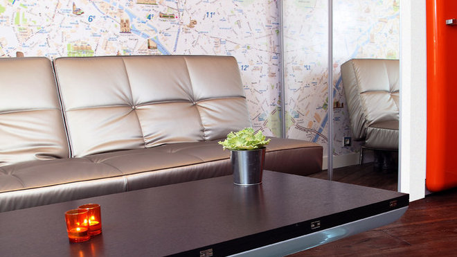 Au sol, un parquet de récupération, à larges lames, façon wagon SNCF cohabite avec des authentiques pavés parisiens.