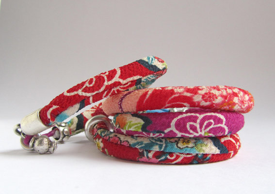 Bracelets japonisants réalisés avec le cordon chirimen utilisé à l''origine pour les ceintures des kimonos d'exception.