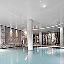 Ambiance de forêt minérale dans la belle piscine jouxtant le spa.