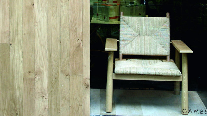 Vitrines élégantes faisant la part belle au fauteuil Bergerie dessiné par Christelle le Déan pour la Chaiserie Landaise.