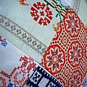 Tissu damassé, toile tramée et coton sont les supports de ces broderies traditionnelles au point de croix.