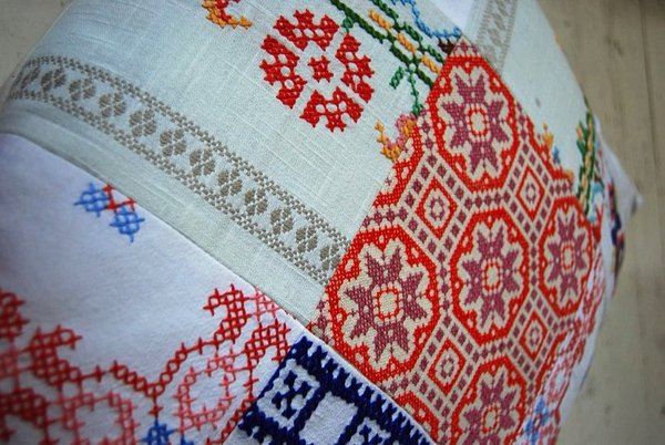 Tissu damassé, toile tramée et coton sont les supports de ces broderies traditionnelles au point de croix.