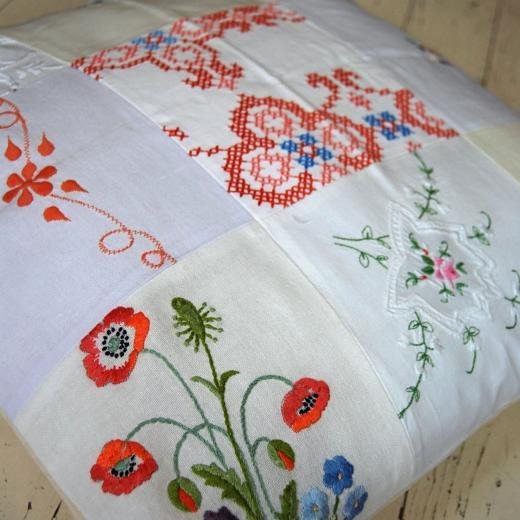 Autre assemblage pour ce coussin composé de pièces de broderies traditionnelles, point de croix et broderies vietnamiennes.