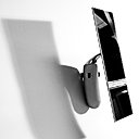 Un miroir sur plaque métal à poser ou à clipser au mur, au-dessus du lavabo. Monture aluminium, poignée bois. H 28 x 12 x ép. 10 cm. 45 €. Miroir Clip. Design by O. www.designbyo.fr