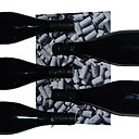 Ce porte-bouteille peut accueillir jusqu’à 5 bouteilles. Les fixations se positionnent librement au travers du décor. 89 €. Que Tal Design. www.quetaldesign.com