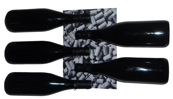 Ce porte-bouteille peut accueillir jusqu’à 5 bouteilles. Les fixations se positionnent librement au travers du décor. 89 €. Que Tal Design. www.quetaldesign.com