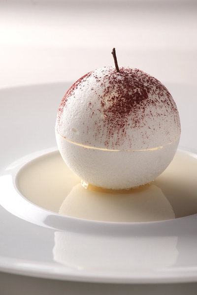 Deux étoiles Michelin pour une cuisine de haute voltige pour une pomme meringuée juste parfaite.