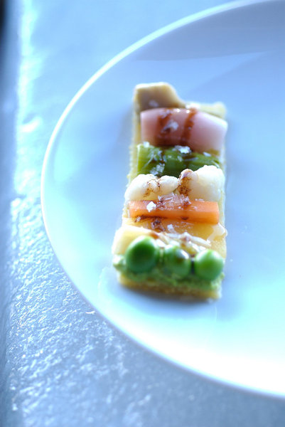 Le chef aime à travailler les variations de textures et de saveurs relevées par des herbes sauvages.