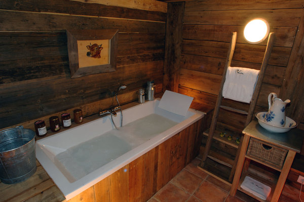 la peau de Cléopâtre, elle aussi, devenait belle dans un bain de lait comme à La Bouitte  en prenant un bain de Marie au lait et au miel.