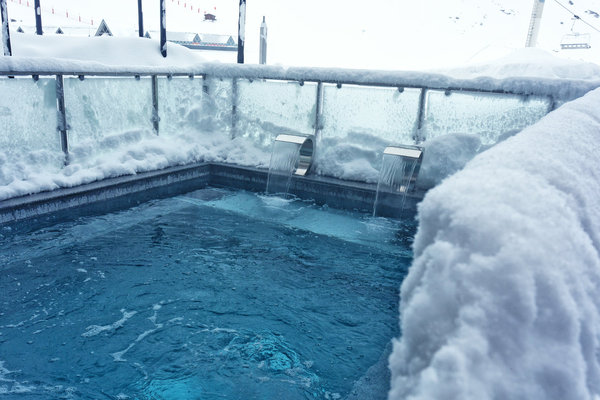 Grand luxe au Spa Pure Altitude de l’Altapura, avec une impressionnante piscine extérieure jaillissant des glaces.
