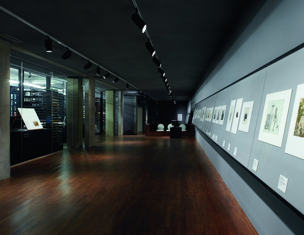 Douce pénombre réveillée par le seul éclairage des œuvres, Boijmans.