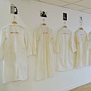 Les tenues de travail des artistes sont alignées dans l'entrée de l'Observatoire!
