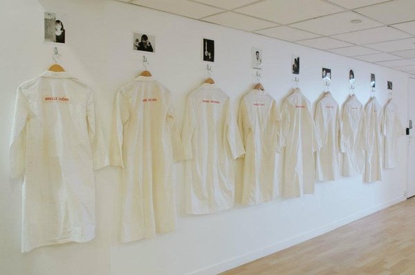 Les tenues de travail des artistes sont alignées dans l'entrée de l'Observatoire!