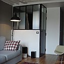 La paroi vitrée cache la salle de bains. c