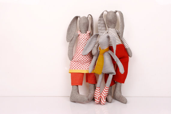 La famille lapin gris vous présente ses meilleurs voeux en tenue rayée et à pois...