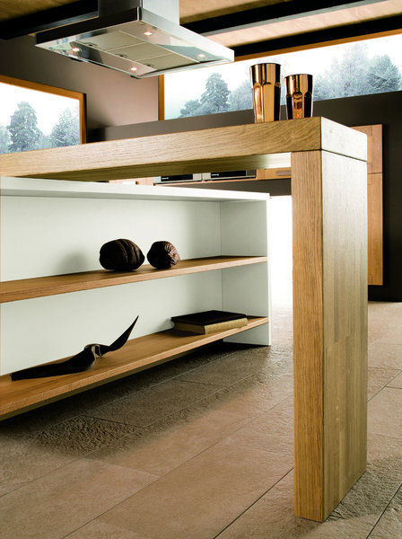 Les étagères en chêne apportent une touche de classicisme à la cuisine. Pérène.