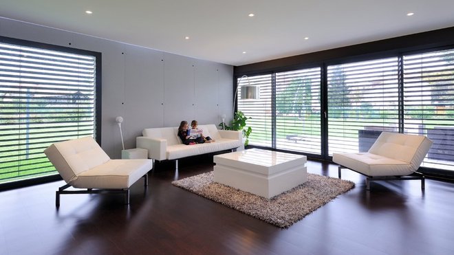 Un vaste salon a été aménagé en prolongement logique du coin repas. Le séjour se prolonge par une terrasse et s’ouvre sur le jardin et les arbres fruitiers. Un vaste salon a été aménagé en prolongement logique du coin repas. Le séjour se prolonge par une terrasse et s’ouvre sur le jardin et les arbres fruitiers.