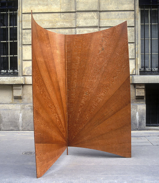 Prouesse technologique réalisée par un chantier naval, la structure du paravent Oya est conçu à partir d'une feuille de carbone de 2 mm d'épaisseur habillée de louro faya, élégant acajou du Honduras.