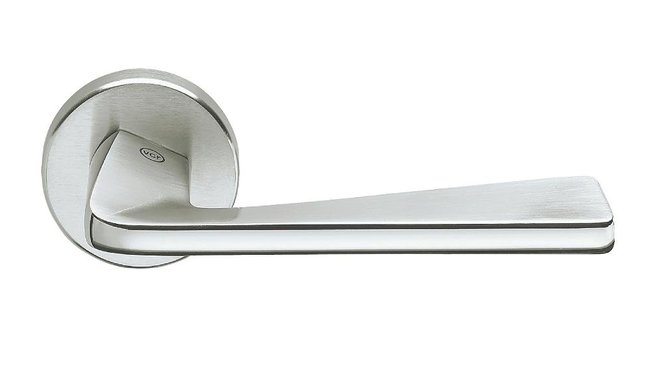 La poignée Fedra en acier brossé, dessinée pour Valli & Valli et évoquant la torsion du métal, un hommage à Richard Serra qui amène visuellement le geste à l'objet.