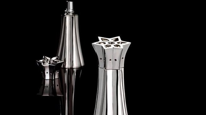 Avec sa base polylobée évoluant vers une étoile au sommet, le design de la Lampe Berger figure la mutation de l'essence en parfum.