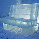 Le mobilier est, lui aussi, construit en glace.