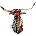 De véritables bois d’animaux donnent de la vie aux corps habillés de patchworks de points de croix. Mylo's Bull, puissant trophée pour les aficionados de corrida.
