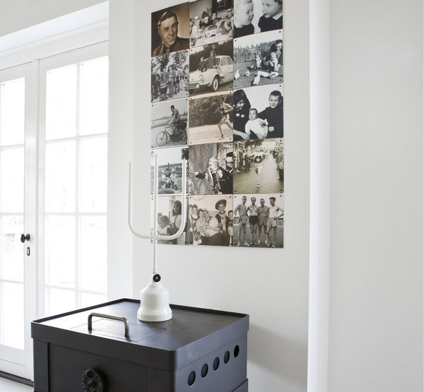 Un pêle-mêle astucieux pour organiser ses photos de famille en sépia et noir & blanc.