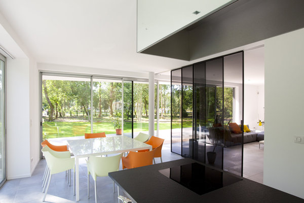 La grande pièce à vivre offre un volume généreux supporté par deux poteaux avec une hauteur sous plafond de 2,60 m.