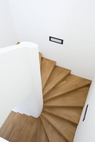 Depuis le rez-de-chaussée, autour de l’escalier central, tout l’espace s’articule.