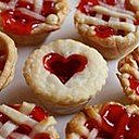 Tartelettes à la framboise et pies au couvercle perforé à l'emporte pièce