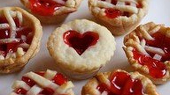 Tartelettes à la framboise et pies au couvercle perforé à l'emporte pièce