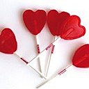 Des sucettes rouges en forme de cœur...