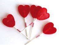 Des sucettes rouges en forme de cœur...