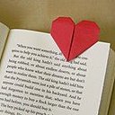 Du papier rouge en pliage origami pour un marque page amoureux !