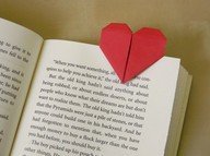 Du papier rouge en pliage origami pour un marque page amoureux !